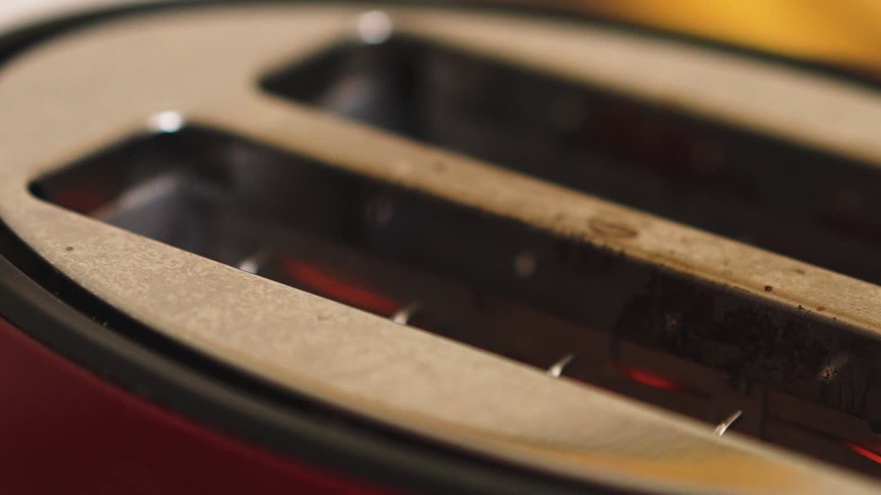 아침 토스터기에서 튀어나오는 흰 빵 슬라이스