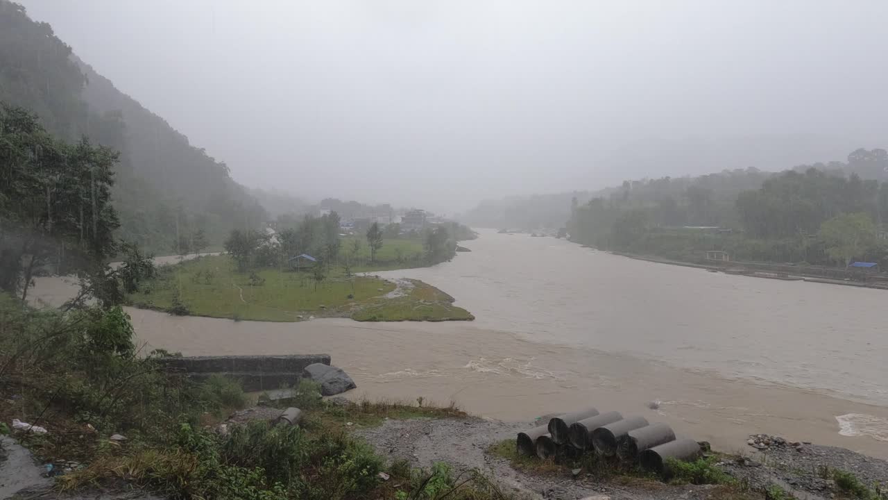 Una vista dall'alto delle impetuose acque alluvionali di un fiume causate da un tifone in India durante le forti piogge in Nepal