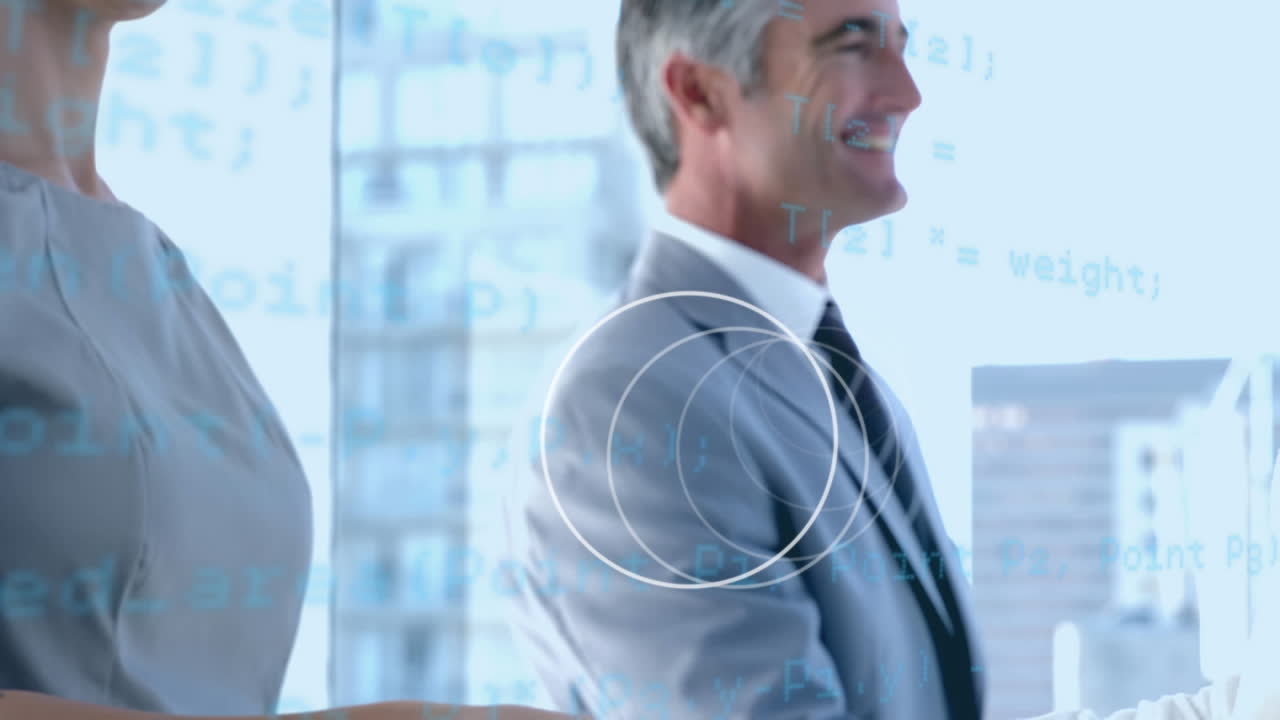 animación de círculos blancos giratorios y datos, sobre personas de negocios sonrientes que se dan la mano