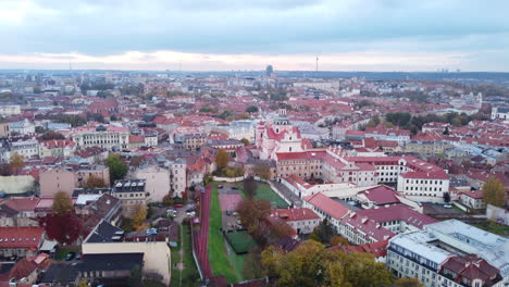 立陶宛首都維爾尼烏斯 (vilnius) 秋天的空中景色