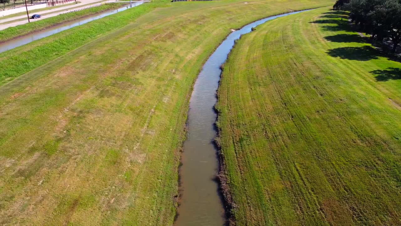 vista aérea de la zanja de agua, a 60 cuadros