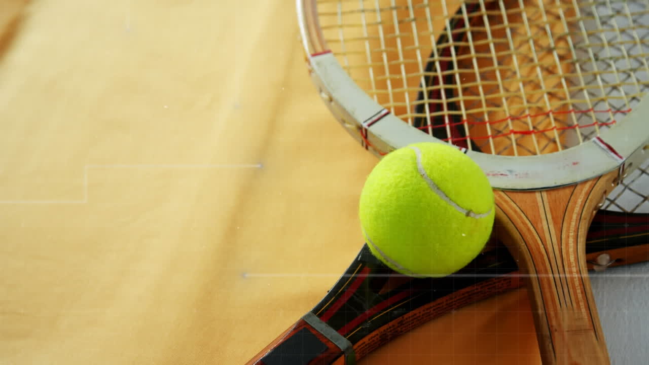 Sammensetning av kvinnelig tennisspiller som holder tennisracket med kopieringsplass