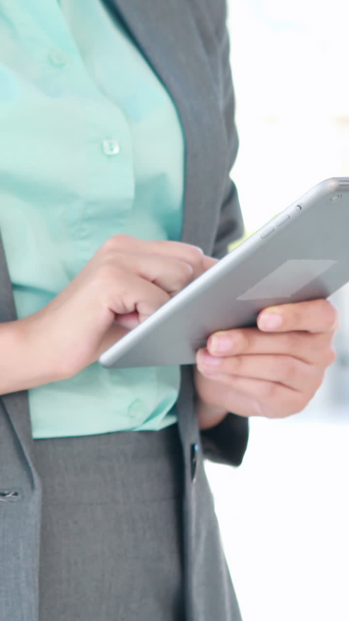 mujer de negocios usando una tableta