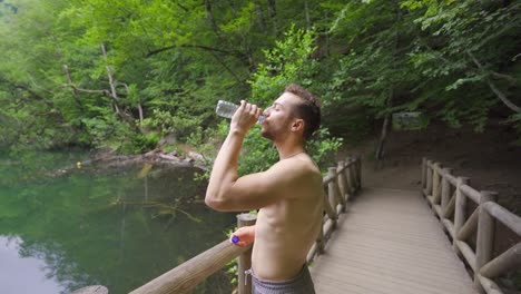 Deportista-Musculoso-Haciendo-Deportes-En-El-Bosque.