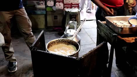 Vendedor-Preparando-Té-Chai-En-Vieja-Delhi