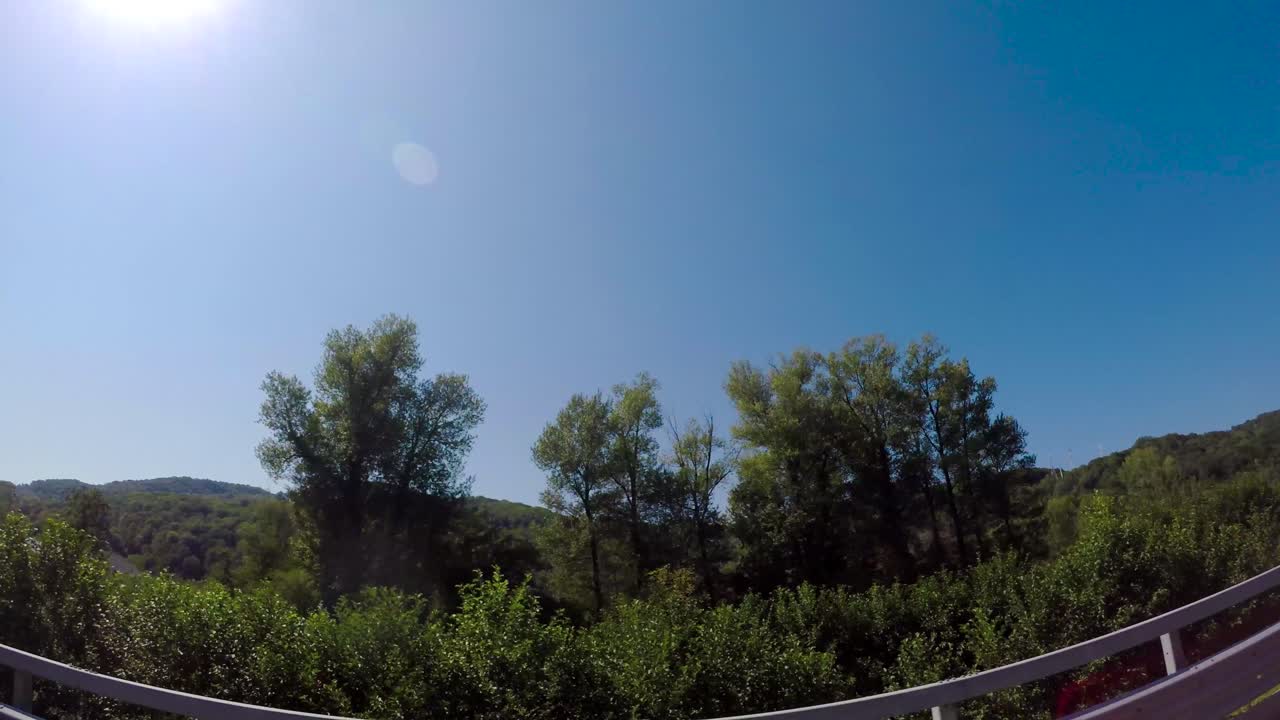 건설 현장 과 산 들 의 도로  의 모습