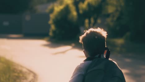 Un-Niño-Corriendo-Tira-Hojas-De-Papel-Blancas-Después-Del-Examen.