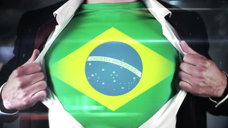 hombre de negocios abriendo la camisa para revelar la bandera de brasil