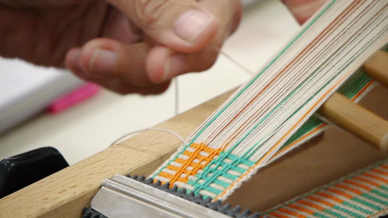 palo de madera utilizado para prensar telas de colores seguido