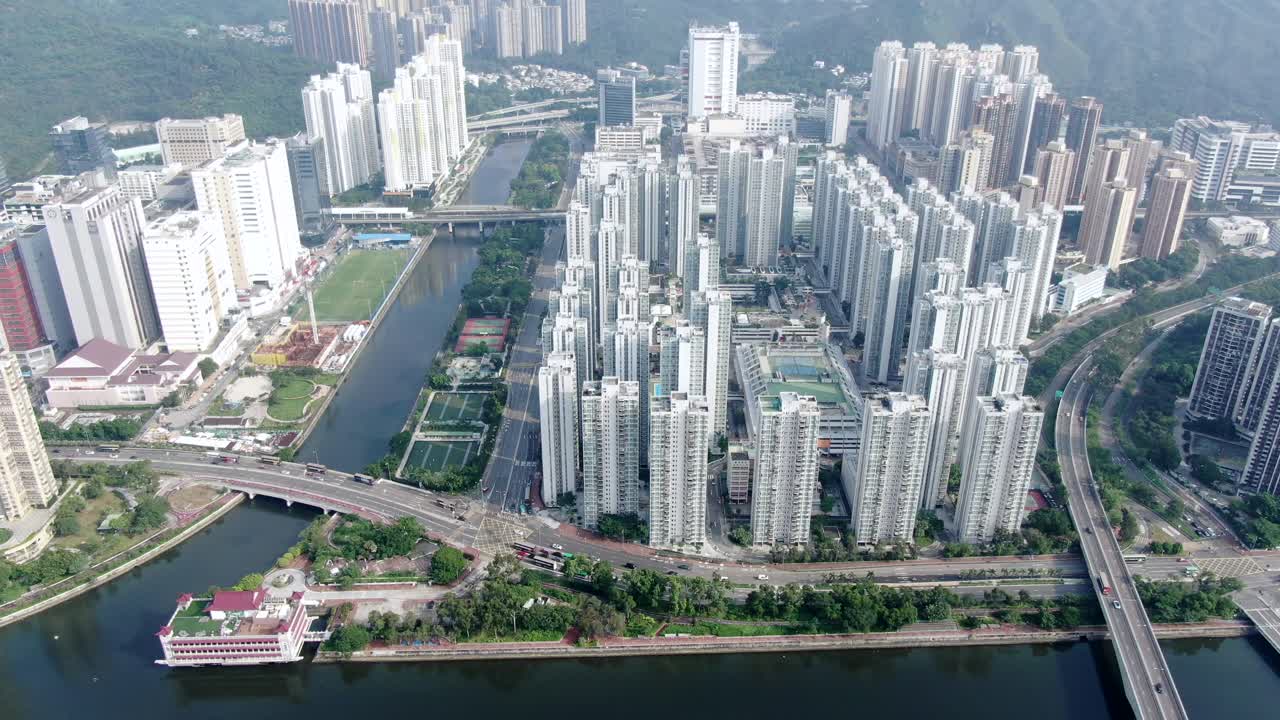 vista aérea de mega edificios residenciales frente al mar de sha tin de hong kong