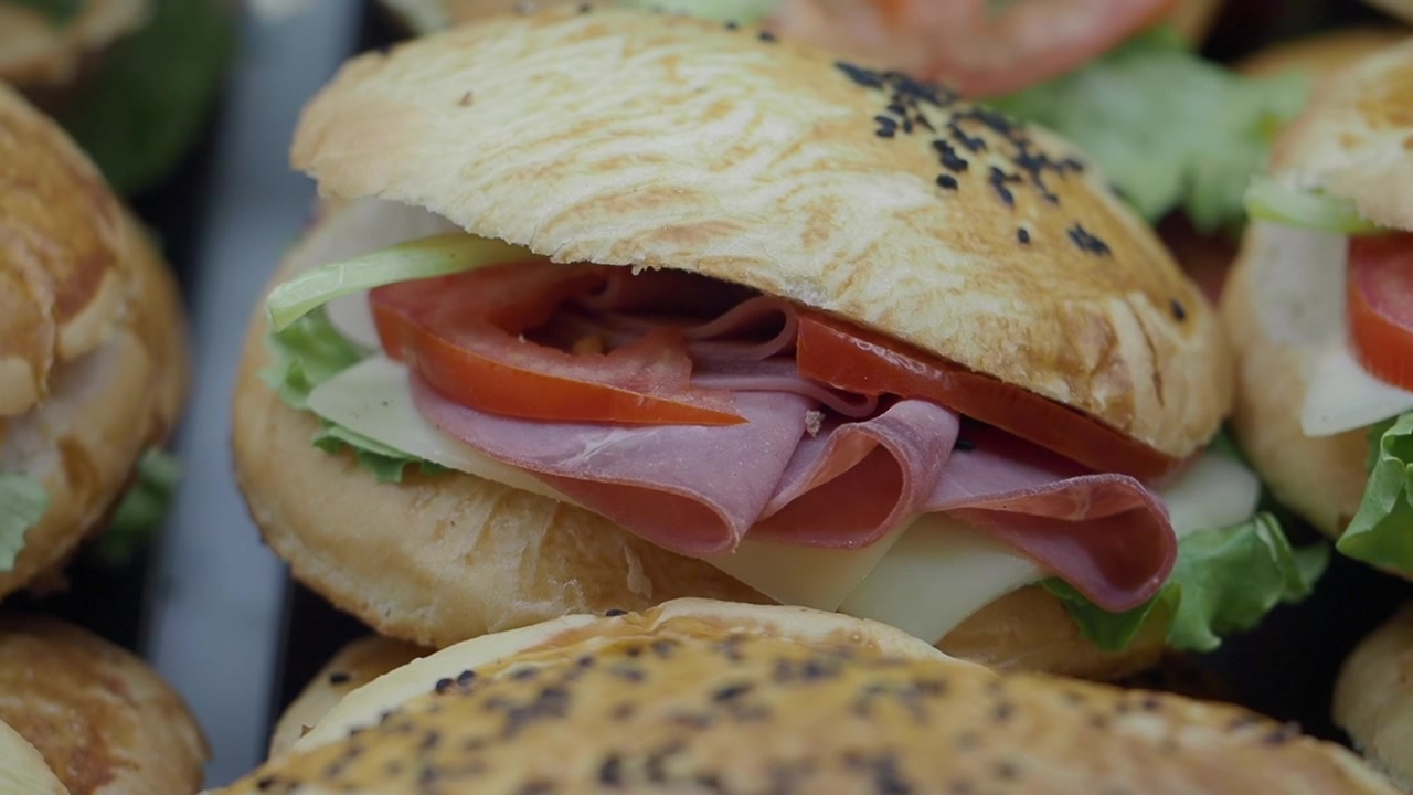 Panini appena preparati con prosciutto e verdure