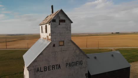 Drohnenaufnahme-Rund-Um-Den-Getreideaufzug-Namens-Alberta-Pacific-In-Alberta,-Kanada,-Zur-Lagerung-Der-Weizenernte-Während-Der-Herbstsaison-An-Einem-Hellen,-Sonnigen-Tag