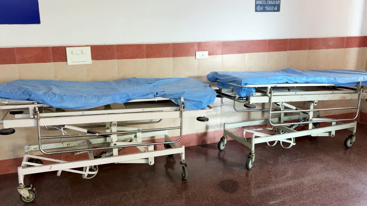 camillas de hospital vacías con sábanas azules en la sala médica
