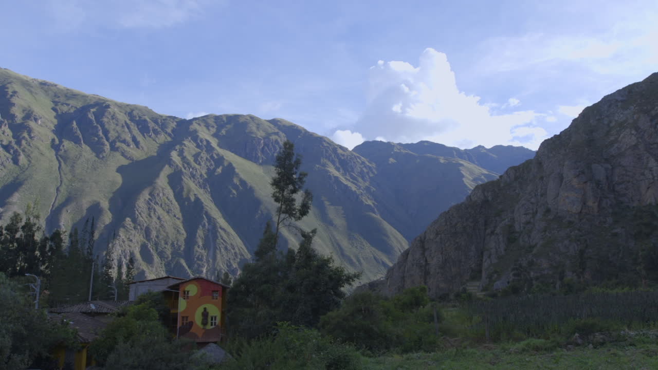 un albergue enclavado en las montañas de ollantaytambo en el valle sagrado del perú