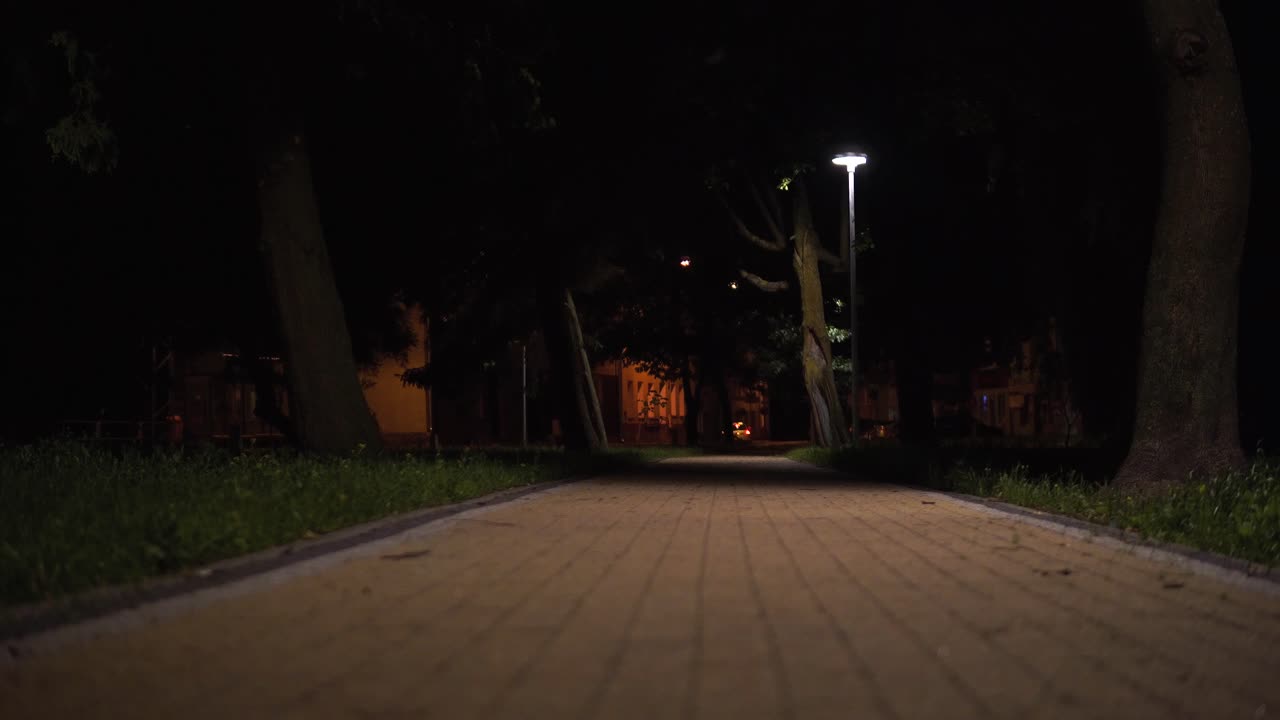 밤에 비어있는 도시에서 길의 마법의 풍경