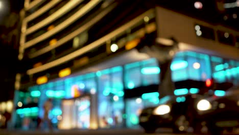 lisboa por la noche con los peatones y los coches que pasan fuera de foco