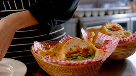 chef organizando sándwiches de verduras en la canasta 4k 4k