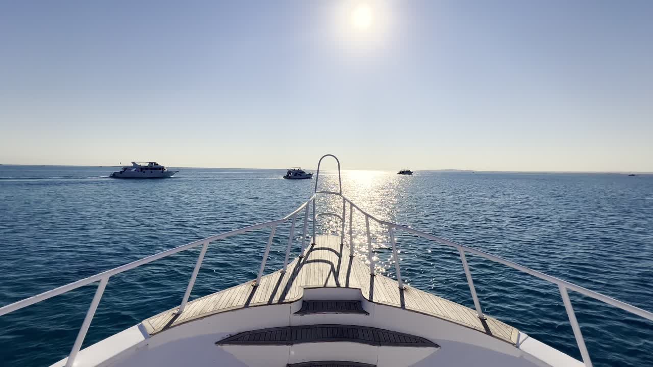 Helle Sonne von der Yacht auf dem Roten Meer in Ägypten.