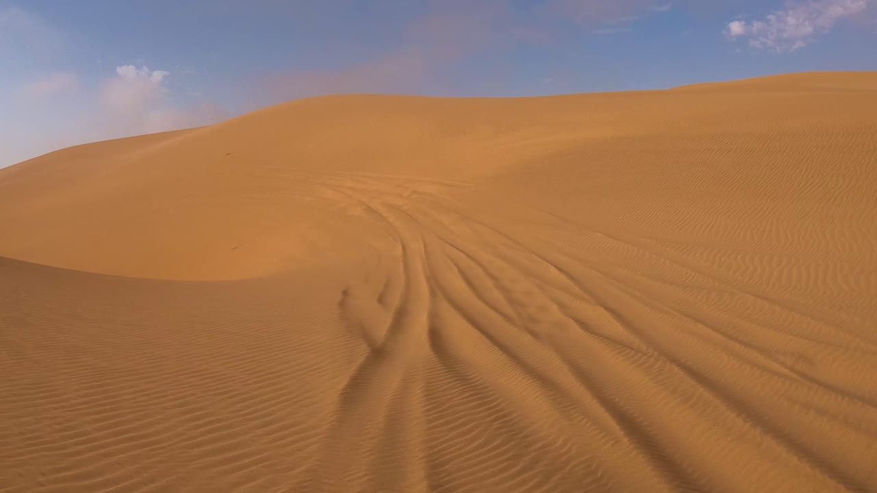 tiro pov desde la parte delantera de un vehículo de safari que se mueve a través de arena profunda y dunas en el desierto de namib de namibia 5
