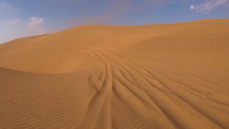 tiro pov desde la parte delantera de un vehículo de safari que se mueve a través de arena profunda y dunas en el desierto de namib de namibia 5