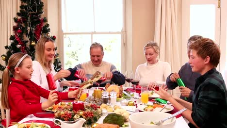 Familie-Mit-Drei-Generationen-Beim-Gemeinsamen-Weihnachtsessen