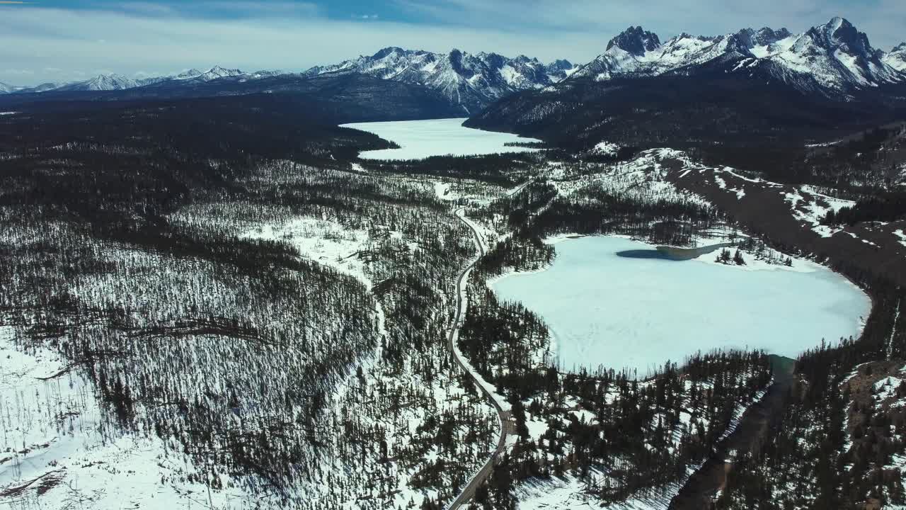 vista aérea de drones de los lagos de peces rojos y las montañas sawtooth durante el invierno en idaho, estados unidos