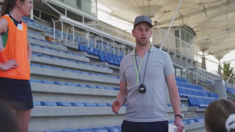 Eishockeytrainer-Im-Gespräch-Mit-Einer-Spielerin-Auf-Der-Tribüne