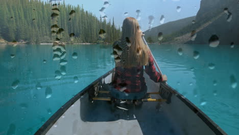mujer navegando en un lago