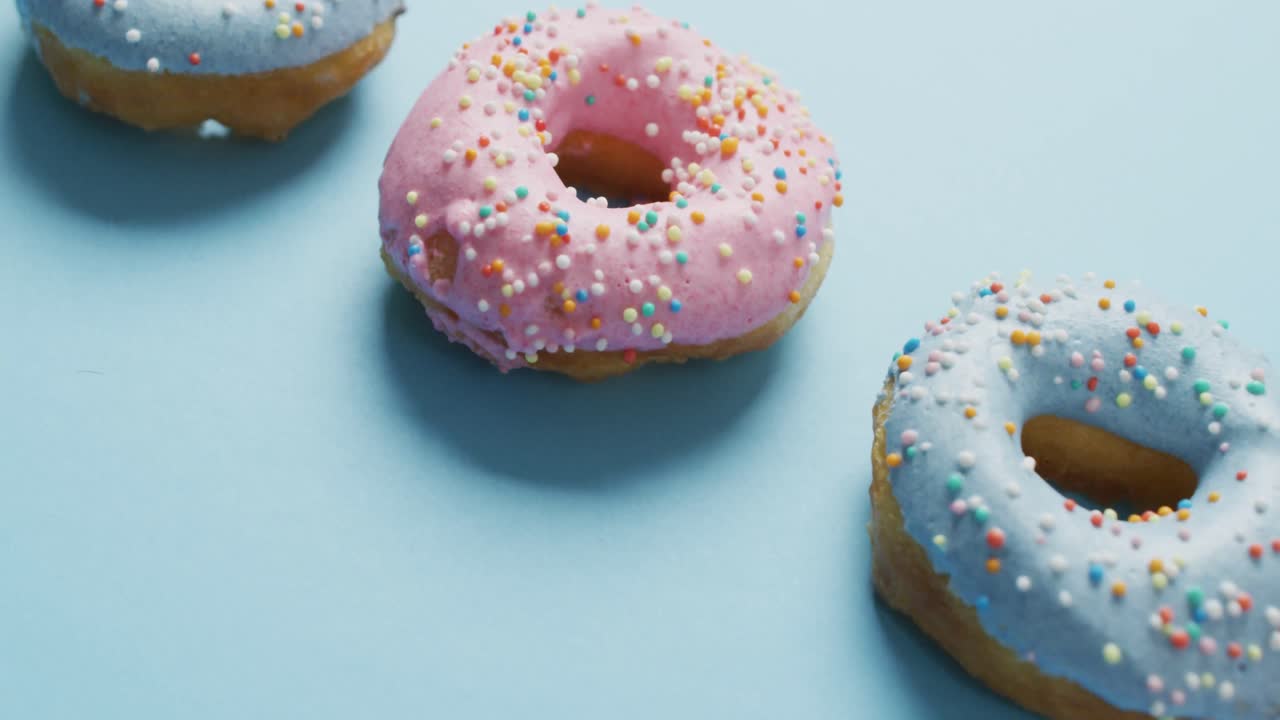 Video di ciambelle con glassa su sfondo blu