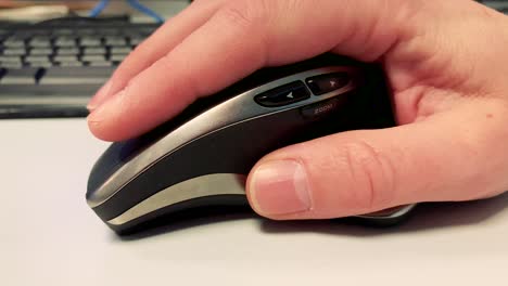 Usando-Un-Mouse-De-Computadora-En-La-Oficina