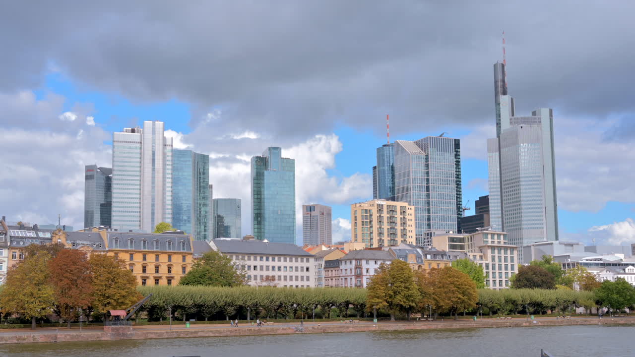 Blick auf die Skyline von Frankfurt vom Mainufer aus