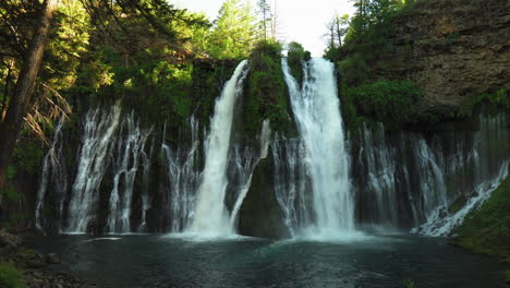 Toma-Panorámica-De-Las-Cataratas-Burney,-Cascada-Del-Bosque-En-California,-Con-Agua-Cayendo-Por-Un-Acantilado