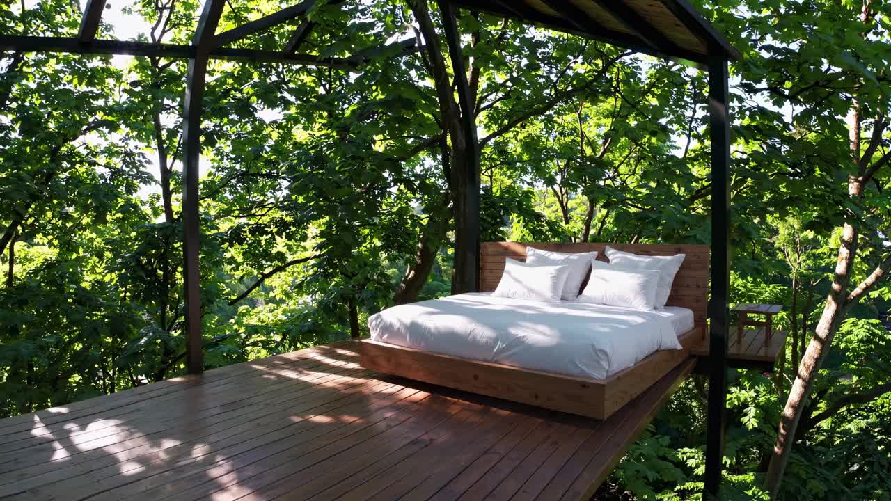 숲의 풍경과 나무집 침대