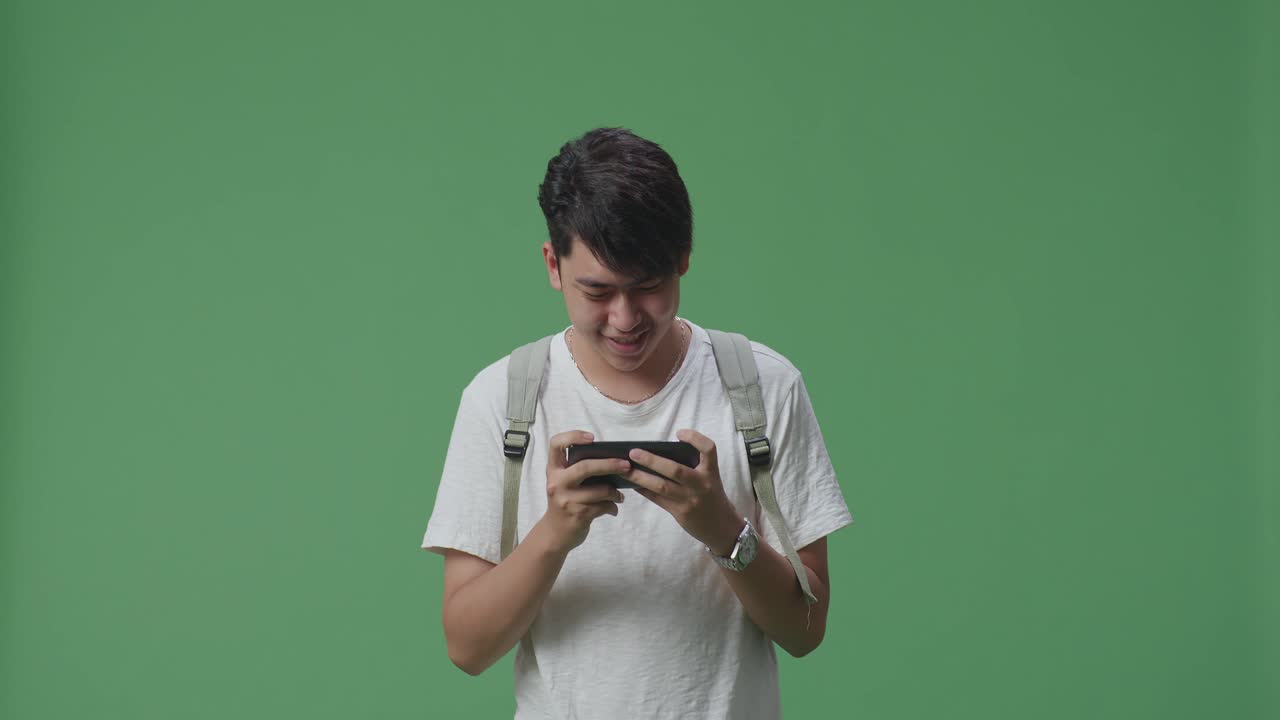 모바일 게임을 하는 젊은 남자