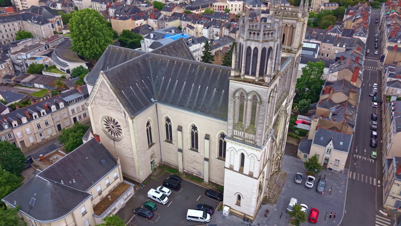 A Igreja de São José eleva-se sobre o centro histórico de Angers, Maine-et-Loire, Pays de la Loire, em uma vista aérea oblíqua de três quartos de alta altitude, um plano de estabelecimento arquitetônico.