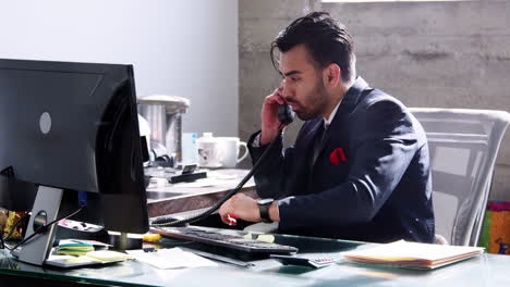 Junger-Hispanischer-Geschäftsmann,-Der-In-Seinem-Büro-Telefoniert