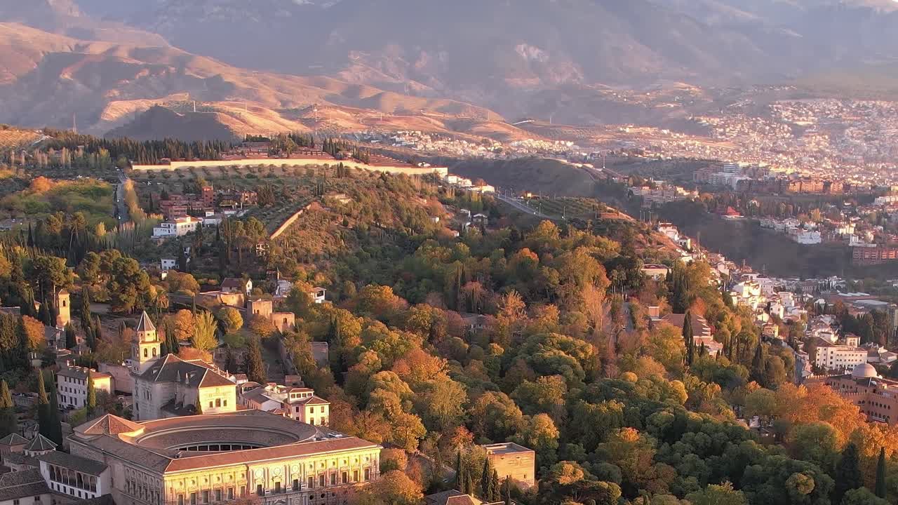 Vedute di Granada con montagne e vegetazione al tramonto vicino a siti storici