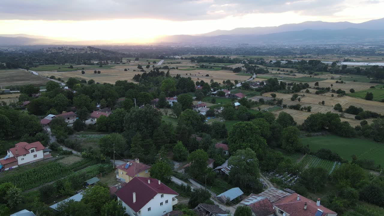 aerea drone rural pueblo atardecer