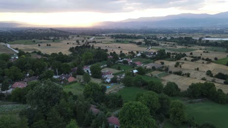 Luftdrohne-Ländliches-Dorf-Sonnenuntergang