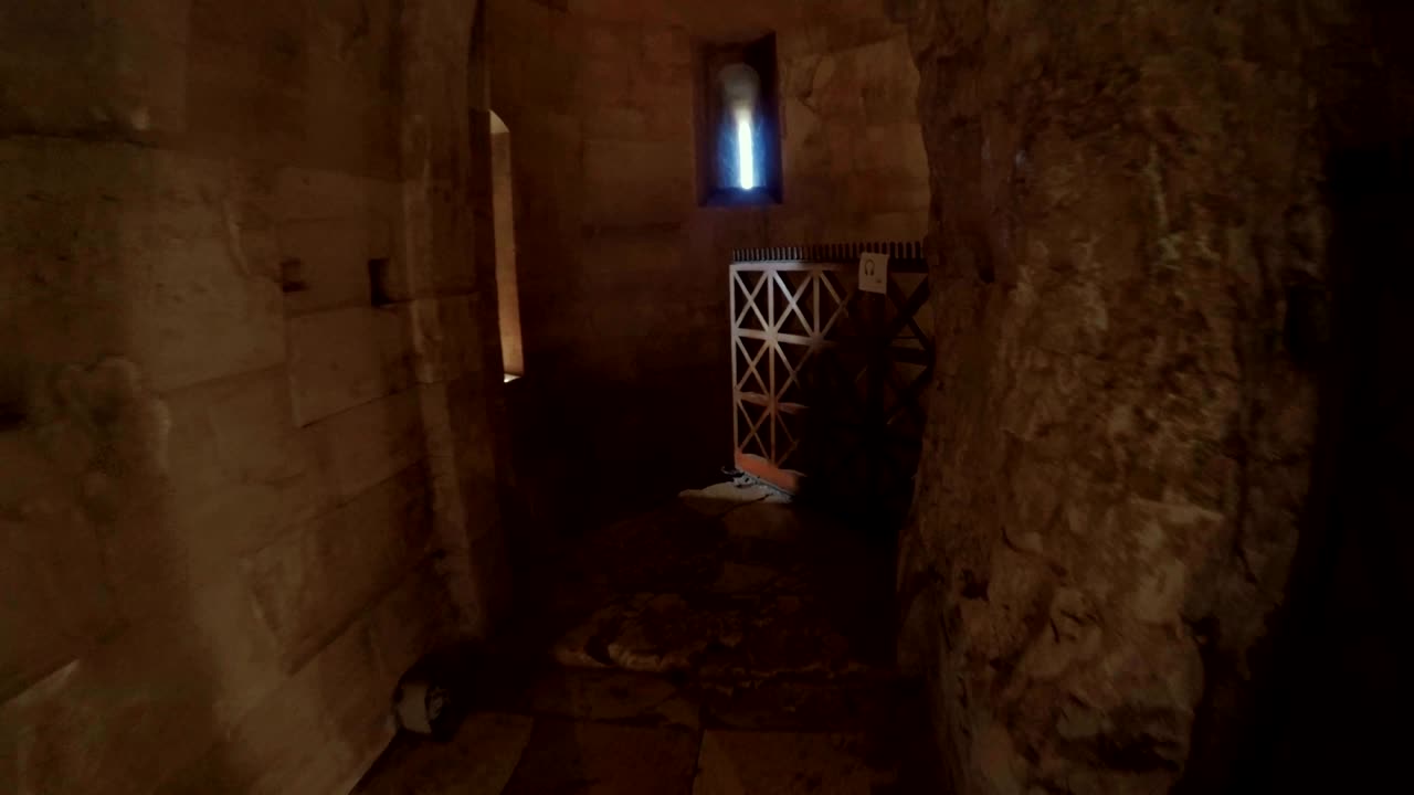 bajando por las escaleras del antiguo castillo 1