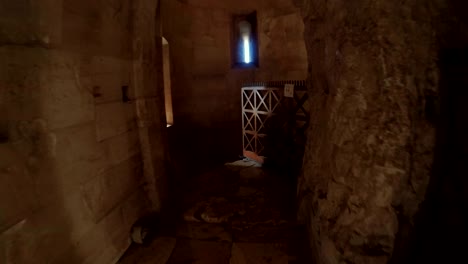 bajando por las escaleras del antiguo castillo 1