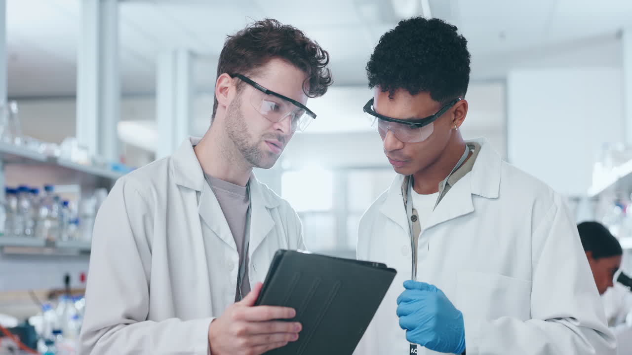 hombres científicos en el laboratorio con tableta