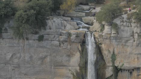 Enorme-Cascada-En-Una-Colina-De-Roca-En-España-Con-Gente-Alrededor