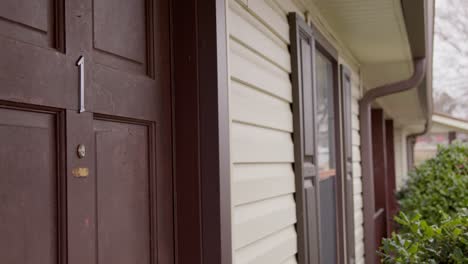 Medium-shot-of-the-duplex-door.-Rack-focus