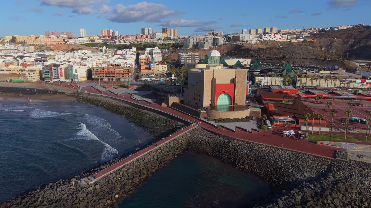 Vista mozzafiato dell'Auditorium Alfredo Kraus, situato sulla spiaggia di Las Canteras a Las Palmas, Gran Canaria