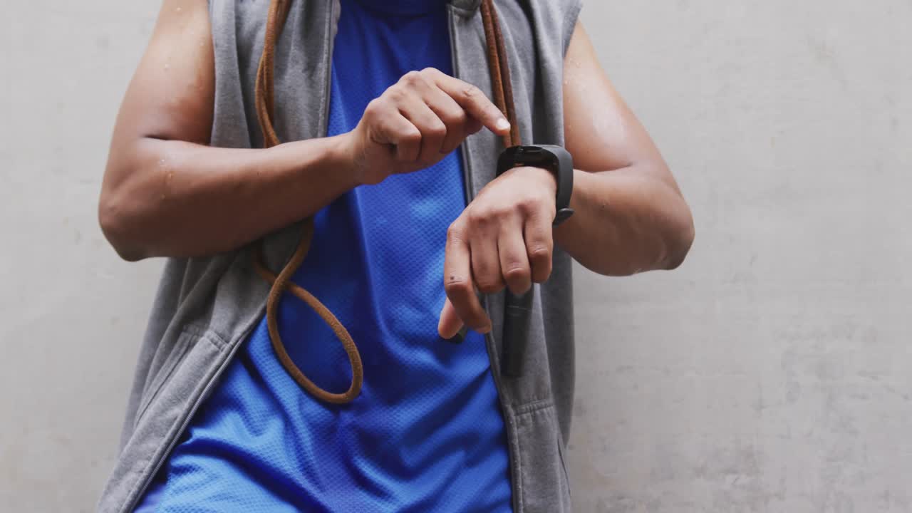 vista frontal hombre con pierna protésica usando su reloj