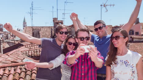 amigos tomando una selfie en un techo en venecia