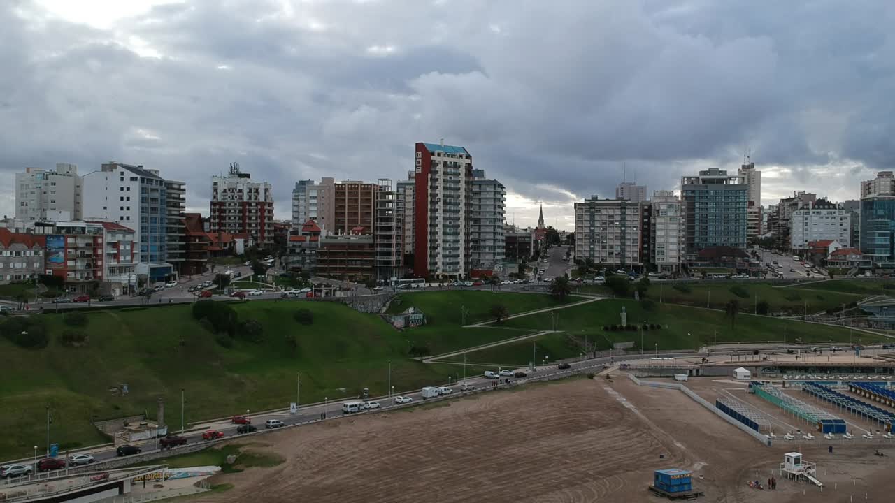 vista 360 de la ciudad y la playa desde un drone