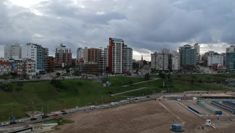 vista 360 de la ciudad y la playa desde un drone