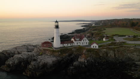 Magnífica-Toma-Aérea-Del-Faro-De-Portland-Durante-Un-Hermoso-Amanecer-En-Maine